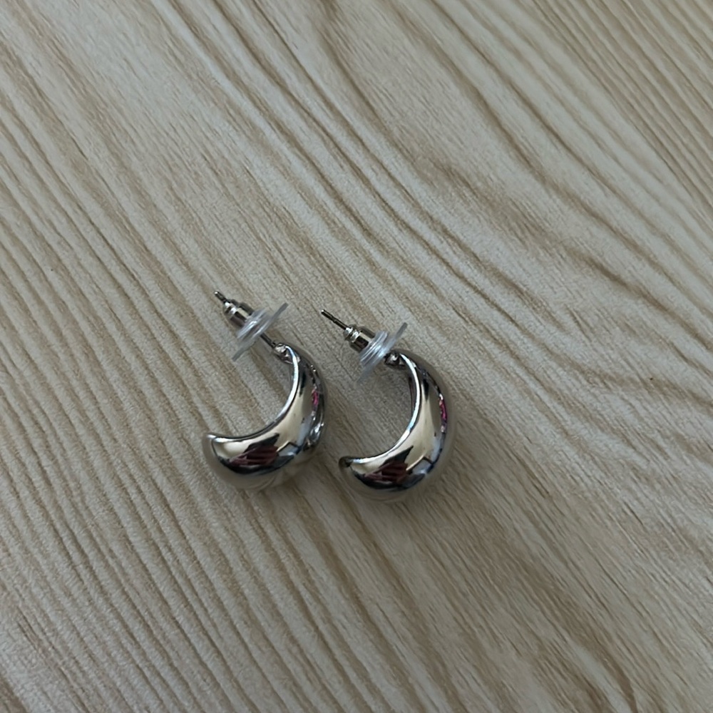 Hypoallergenic silver “it girl” earrings